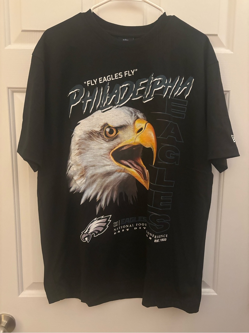 New Era Men’s Black Philadelphia Eagles Eagle Graphic Tee Medium NWT